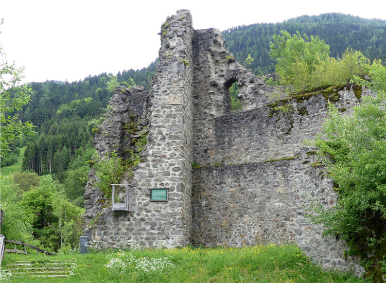 Ortenburg: Bergfried Hofseite, links der verfallene Torbereich