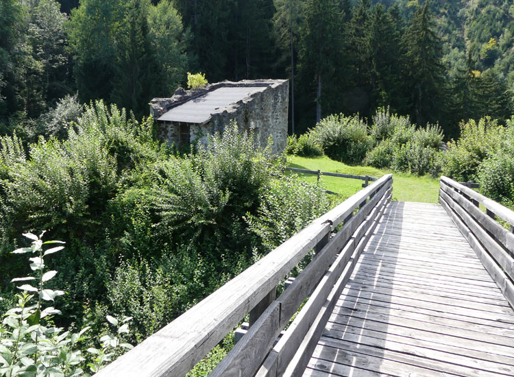 Ortenburg: Brücke zwischen Vorburg und Hauptburg