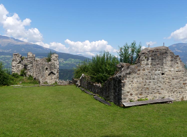 Ortenburg, Burghof gegen Norden