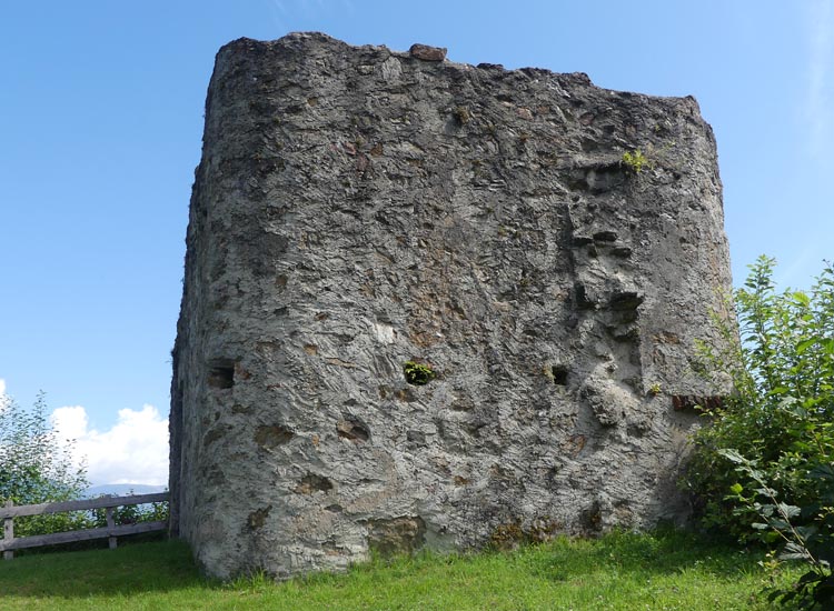 Ortenburg. Turm in der Vorburg